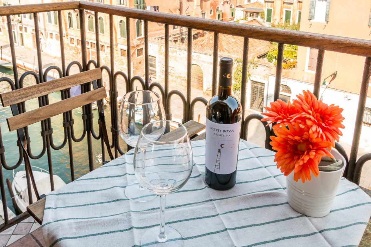 Sunny Nest Canal View In Venice Chic Movida Veneza Exterior foto